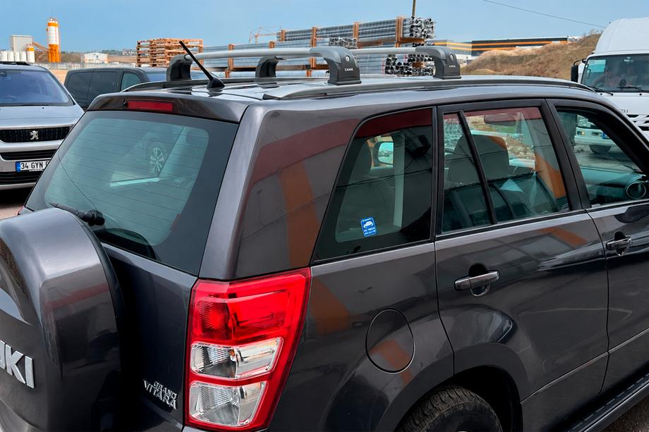 Suzuki Grand Vitara 2005–2017 Strešný nosič (priečniky) do originálnych upevňovacích bodov Ecem V3 (2 ks) Čierna, 110 cm Fotografia 5