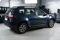 Nissan Terrano 2014– Bočné nášľapy Allmond Black (2 ks, hliník) fotografia 1