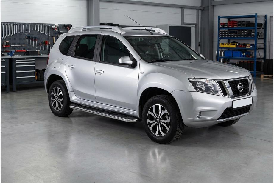Nissan Terrano 2014– Bočné prahy Maydos V1 (2 ks, hliník/nerez) Image