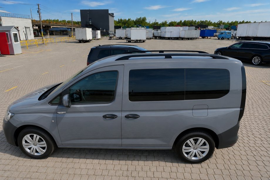Ford Connect 2021– Čierne strešné lyžiny (turecký dizajn) Maxi základňa, kovové nožičky Fotografia 2