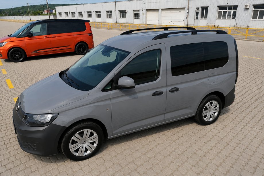 Ford Connect 2021– Čierne strešné lyžiny (turecký dizajn) Maxi základňa, kovové nožičky Fotografia 4