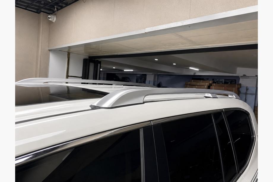 Toyota Land Cruiser 300 2021– Sivé OEM strešné pozdĺžne nosiče (hliník) Image