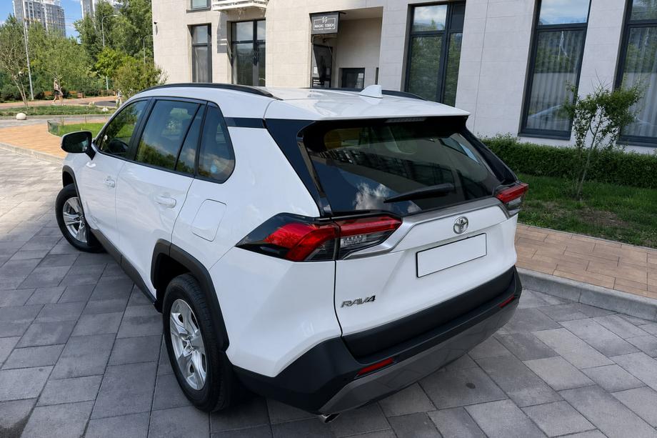 Toyota Rav 4 2019–2025 Integrované strešné lyžiny čierne OEM V2 (hliník) Image