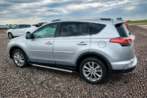 Toyota Rav 4 2019–2025 Sivé OEM strešné pozdĺžne nosiče (hliník) fotografia 1