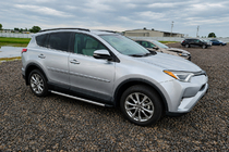 Toyota Rav 4 2019–2025 Čierne OEM strešné lyžiny (hliník) fotografia 2