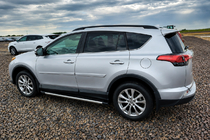 Toyota Rav 4 2019–2025 Čierne OEM strešné lyžiny (hliník) fotografia 1