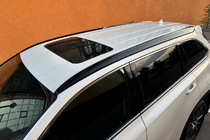 Toyota Highlander 2013–2019 Integrované strešné lyžiny čierne OEM (ABS plast) fotografia 1