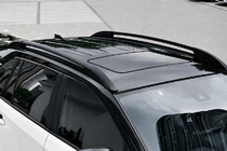 Toyota Corolla Cross 2020– Čierne OEM strešné lyžiny (hliník) fotografia 2