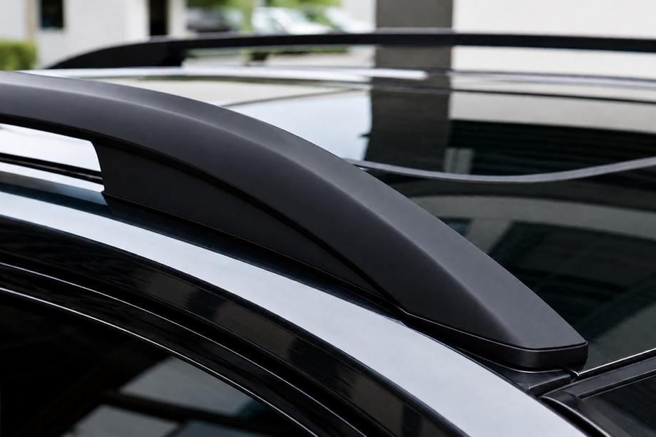 Toyota Corolla Cross 2020– Čierne OEM strešné lyžiny (hliník) Image