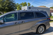 Toyota Sienna 2020– Integrované strešné lyžiny sivé OEM (hliník) fotografia 2