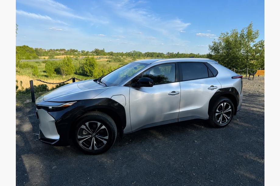 Toyota bZ4X 2022– Integrované strešné lyžiny sivé OEM (hliník) Image
