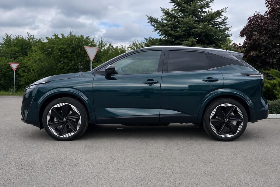 Nissan Qashqai 2021– Integrované strešné lyžiny sivé OEM (hliník, montáž lepením) Fotografia 1