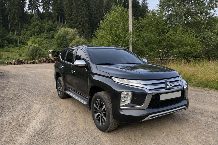 Mitsubishi Pajero Sport 2015– Integrované strešné lyžiny čierne OEM (2019-, hliník) Fotografia 1