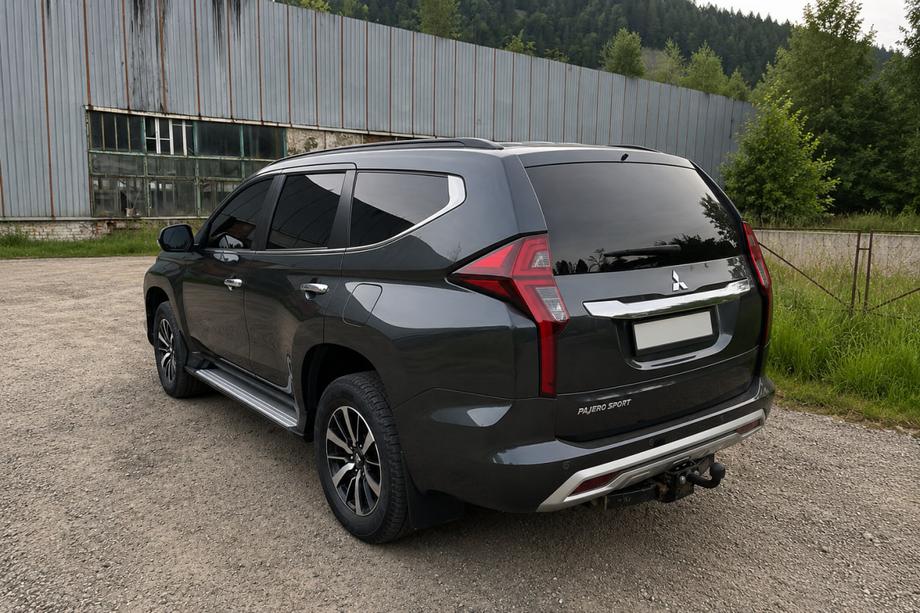 Mitsubishi Pajero Sport 2015– Integrované strešné lyžiny čierne OEM (2019-, hliník) Fotografia 3
