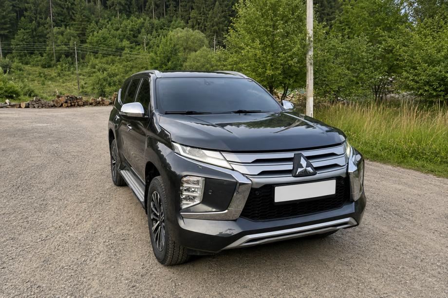 Mitsubishi Pajero Sport 2015– Integrované strešné lyžiny sivé OEM (2019-, hliník) Fotografia 1