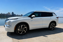 Mitsubishi Outlander 2021– Integrované strešné lyžiny sivé OEM (hliník, montáž lepením) fotografia 3