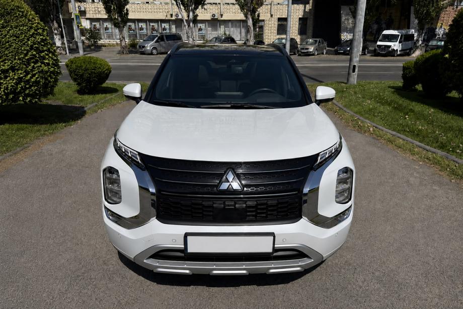 Mitsubishi Outlander 2021– Integrované strešné lyžiny čierne OEM (hliník) Fotografia 3