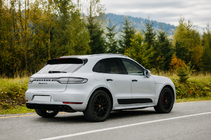 Porsche Macan 2014–2024 Integrované strešné lyžiny, čierne OEM (hliník, montáž lepením) fotografia 1