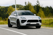 Porsche Macan 2014–2024 Integrované strešné lyžiny, čierne OEM (hliník, montáž lepením) fotografia 2