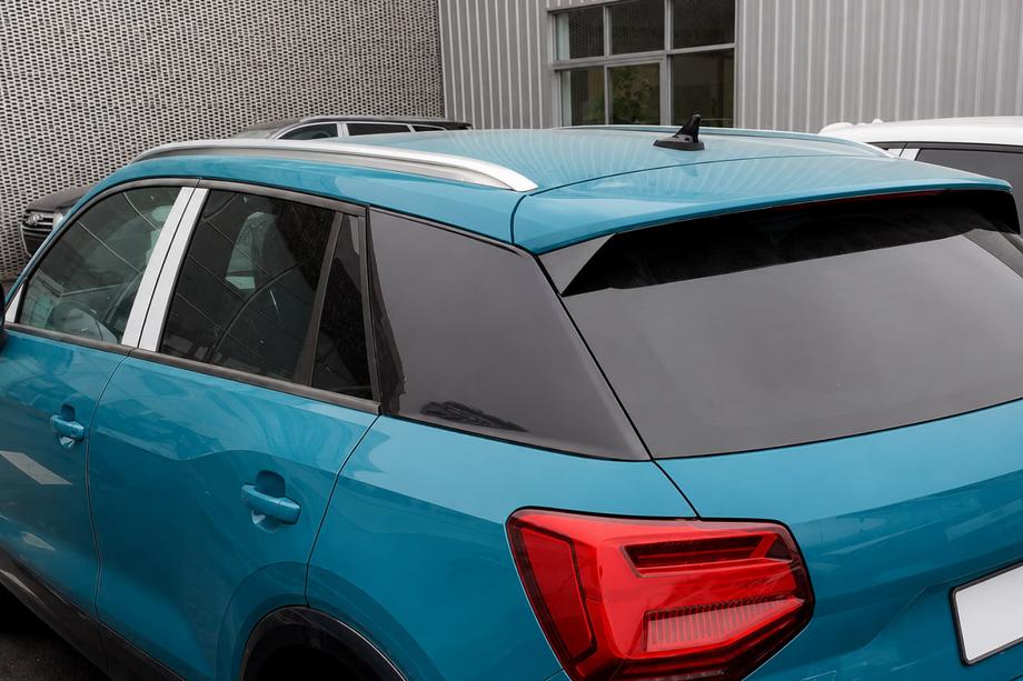 Audi Q2 2016– Integrované strešné lyžiny sivé OEM (hliník, montáž lepením) Image
