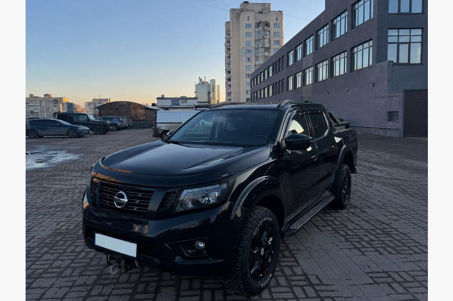 Nissan Navara/NP300 2016– Čierne OEM strešné lyžiny (ABS plast, montáž lepením) Fotografia 2