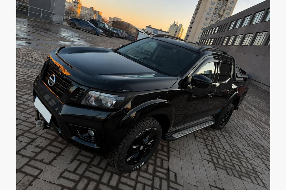 Nissan Navara/NP300 2016– Čierne OEM strešné lyžiny (ABS plast, montáž lepením) Fotografia 1