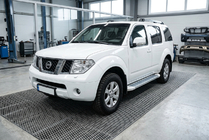 Nissan Pathfinder R51 2005–2014 Bočné nášľapy Allmond White (2 ks, hliník) fotografia 1