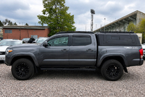 Toyota Tacoma 2015–2023 Čierne OEM strešné lyžiny (hliník) fotografia 2