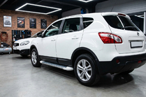 Nissan Qashqai 2007–2010 Bočné nášľapy Allmond White (2 ks, hliník) fotografia 1