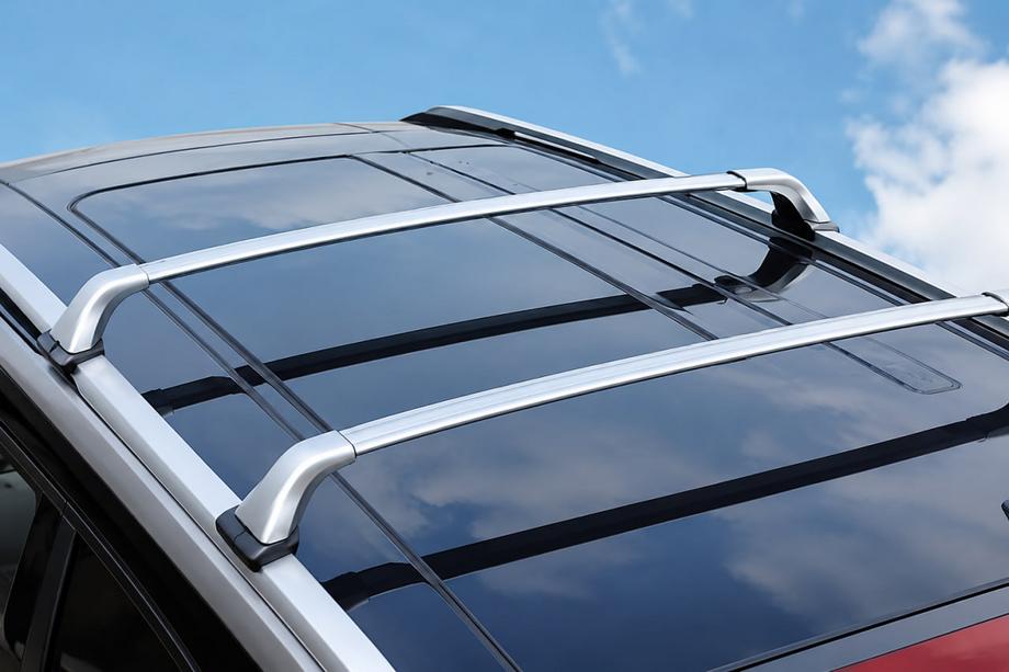 Toyota Highlander 2013–2019 Strešný nosič (priečniky) sivý na OEM pozdĺžne lyžiny (uzamykateľný na kľúč, hliník) Fotografia 1