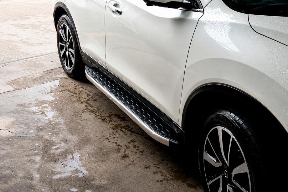 Nissan X-trail T32/Rogue 2014–2021 Bočné nášľapy BlackLine (2 ks, hliník) Image