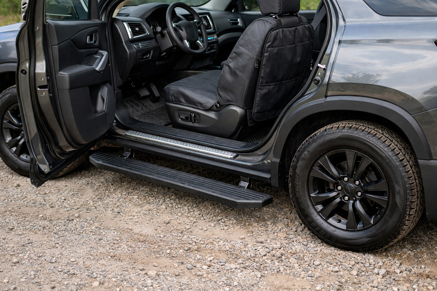 Čo namontovať na vysoké SUV, aby sa ľahšie nastupovalo a nešpinilo oblečenie