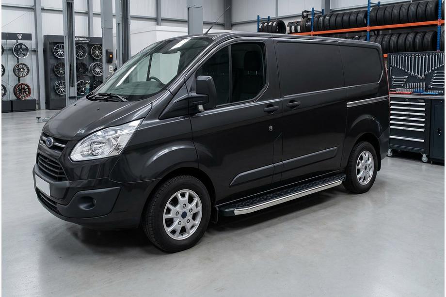 Ford Custom 2013–2022 Bočné nášľapy BlackLine (2 ks, hliník) Image