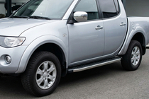 Mitsubishi L200 2006–2015 Bočné nášľapy BlackLine (2 ks, hliník) fotografia 1
