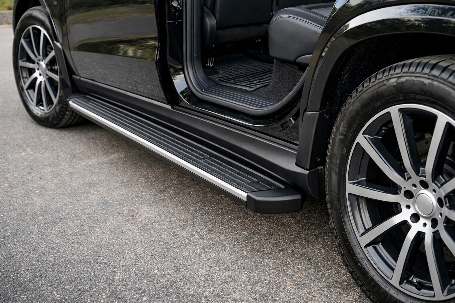 Mercedes GLS X167: bočné nášľapy pre čistejšie prahy a ľahšie nastupovanie