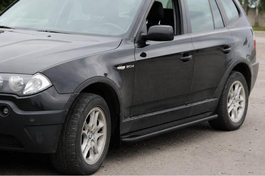 BMW X3 E83 2003–2010 Bočné nášľapy KB001 Black (nerez) Image