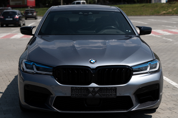 Zo štandardnej BMW G30 na M5 Competition 2021: čo sa namontovalo