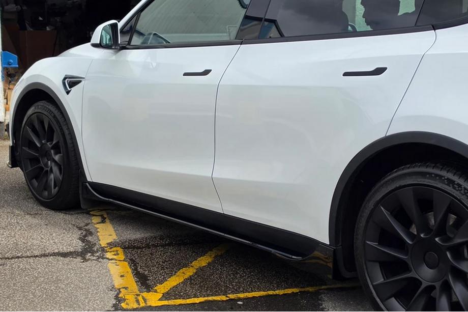 Tesla Model Y 2020– Prahové lišty Fast (pre 2020-2024) Fotografia 1