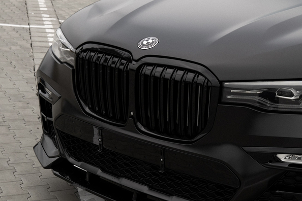 Zo sériovej BMW X7 G07 na M-Sport: vykonané práce a výsledok