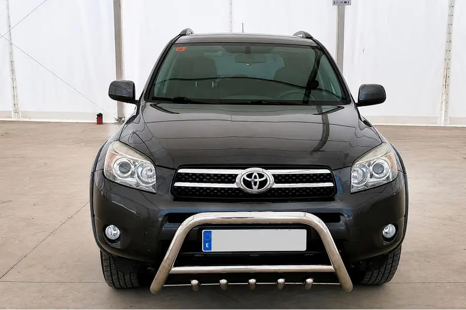 Kompletná montáž ochrany na Toyota RAV4: predný ochranný rám, bočné prahy a zadný oblúk