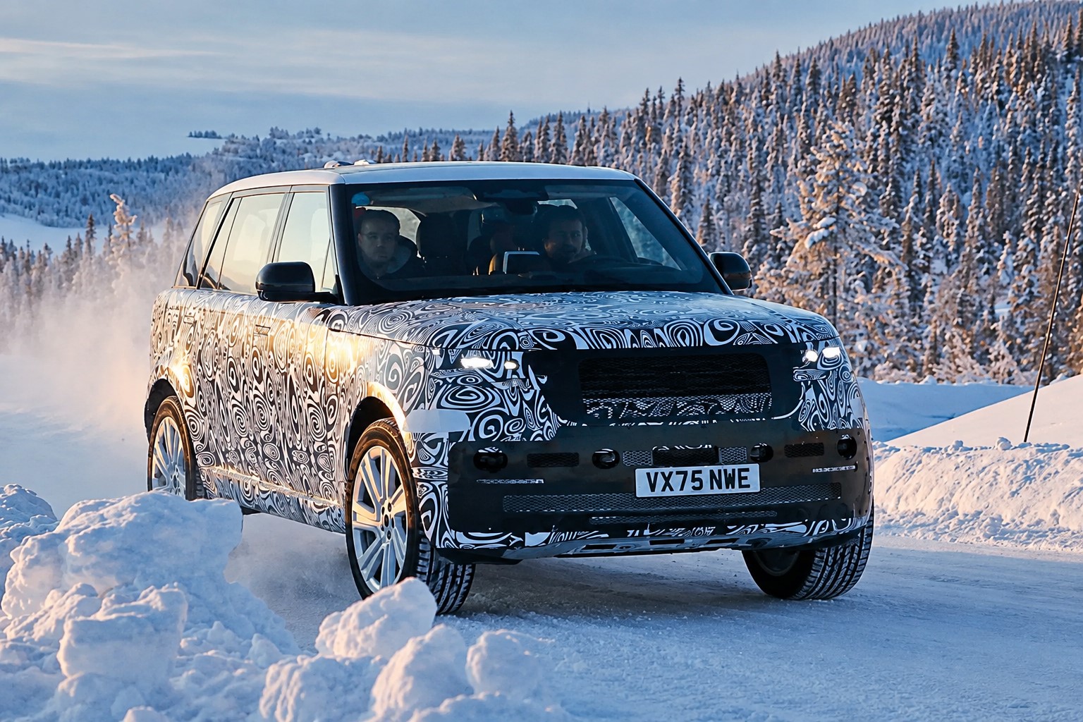 Range Rover Sport Electric 2027: prvé fotky prototypu, parametre a dátum premiéry