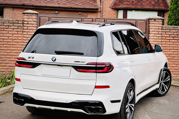 BMW X7 G07 2019–: montáž faceliftového kitu LCI M-Performance Fotografia 9