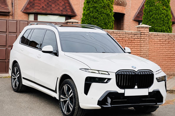 BMW X7 G07 2019–: montáž faceliftového kitu LCI M-Performance Fotografia 2