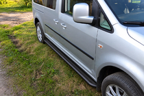 Volkswagen Caddy 2004–2010 Bočné nášľapy Premium Black (2 ks, nerez) fotografia 1