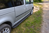 Volkswagen Caddy 2004–2010 Bočné nášľapy Premium Black (2 ks, nerez) fotografia 2