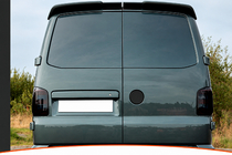 Volkswagen T5 Caravelle 2004–2010 Spojler DPT (krídlové dvere, čierny lesk) fotografia 1