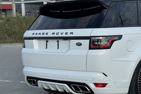 Range Rover Sport L494 2018–2022: montáž body kitu SVR – naše realizácie Fotografia 6