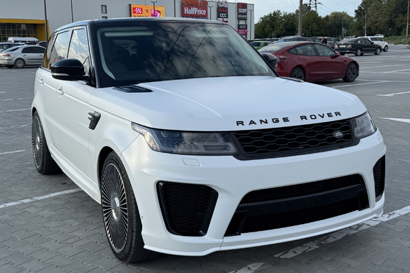 Range Rover Sport L494 2018–2022: montáž body kitu SVR – naše realizácie Fotografia 3