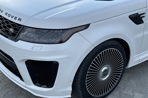 Range Rover Sport L494 2018–2022: montáž body kitu SVR – naše realizácie Fotografia 2