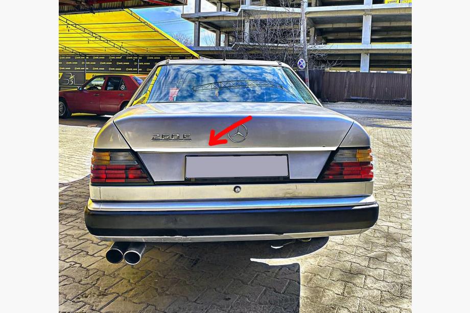 Mercedes E-trieda W124 1984–1997 Nerezová lišta na hranu veka kufra Image